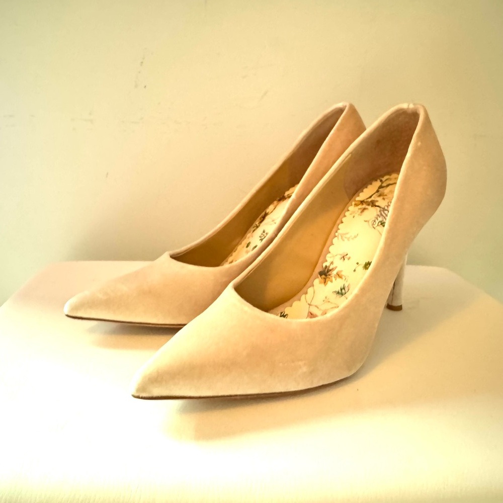 ANTONIO MELANI Cream Pointed Toe Heels